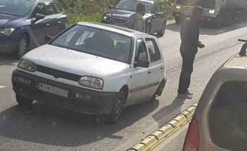 Cesta pod Strečnom je v smere do Žiliny blokovaná, osobnému autu odpadlo koleso