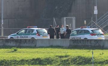 23-ročný muž chcel skočiť najskôr z mosta a následne pod autobus, policajti mu v tom zabránili