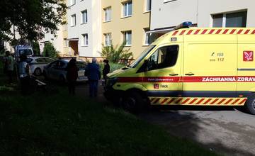 Na Vlčincoch v byte dobodali babku nožom, syn počas incidentu vyskočil z okna