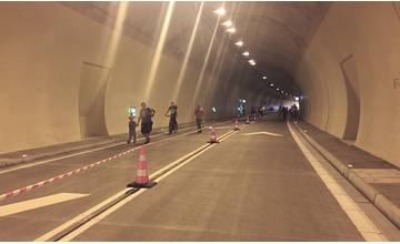Počas dňa otvorených dverí sa mohli ľudia prejsť v tuneli Svrčinovec na bicykli či kolobežke