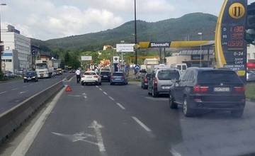 Na Kragujevskej došlo k nehode, cesta je neprejazdná, autá prechádzajú cez čerpaciu stanicu