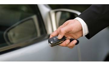 Zlodeji s rušičkou opäť úradujú na parkoviskách, auto vám nedovolia zamknúť a vykradnú ho