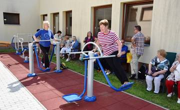 Seniori na Vlčincoch dostali do užívania nový outdoorový fitpark