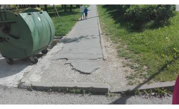 Mesto rekonštruuje ďalšie chodníky na sídlisku Solinky, obyvateľov prosí o strpenie