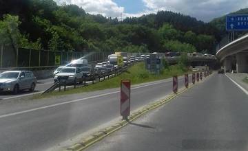 AKTUÁLNE: Cestári opravujú počas špičky výtlky v Strážove, kolóny siahajú až do Hričova
