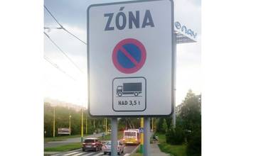Mestská polícia bude pokutovať parkovanie vozidiel s hmotnosťou nad 3,5 tony na sídliskách