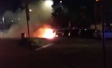 AKTUÁLNE: Na sídlisku Hliny došlo k požiaru osobného auta, plamene šľahajú do veľkej výšky