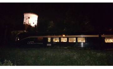 Práve sa deje: V Budatíne zrazil vlak muža na priecestí, ten našťastie prežil