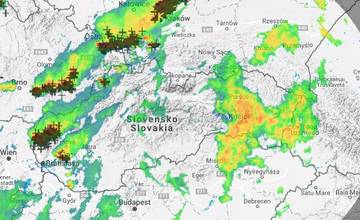 Na Slovensko sa valia búrky z Čiech, SHMÚ varuje pred krúpami a lejakmi