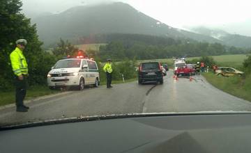 Medzi obcami Belá a Terchová sa zrazili 2 osobné autá, cesta je prejazdná so zdržaním