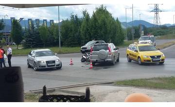 V okolí Auparku sa tvoria kolóny pre konajúce sa promócie, pri Metre došlo k dopravnej nehode