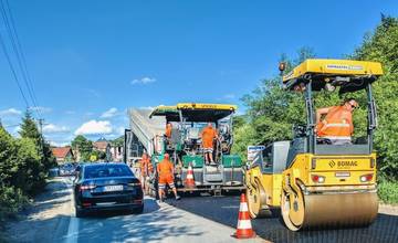 V obci Stráža prebieha rekonštrukcia cesty, za 45 000 eur obnovia pol kilometra novej vozovky