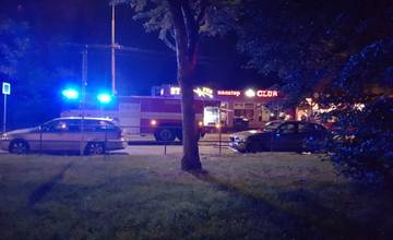 AKTUÁLNE: Osobné auto na sídlisku Vlčince zachvátili plamene, zasahujú hasiči aj polícia