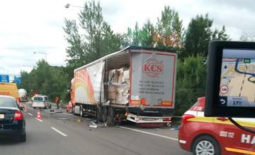 Pri Brodne došlo k zrážke dvoch kamiónov, polícia cestu úplne uzavrela