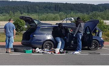 Policajná razia na diaľnici D1 - policajti hľadali drogy vo Volkswagene so žilinskými EČV