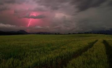 Do 20:00 hod. platí výstraha 1. stupňa pred búrkami s krúpami a lejakmi