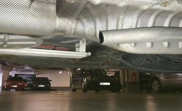 Zo zaparkovaného auta v žilinskom obchodnom centre ukradli katalyzátor