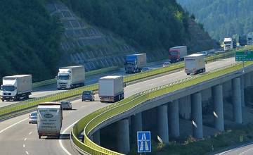 Urgentná informácia pre vodičov: Na diaľnici D1 - Žilina smer Bratislava ide auto v protismere