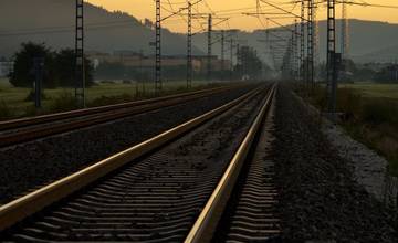 Ďalšie nešťastie na železnici: Nákladný vlak zachytil 14-ročné dievča