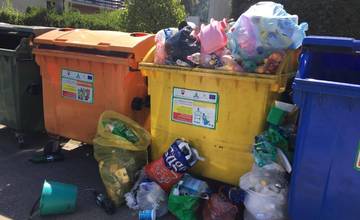 Kontajnery na separovaný odpad sú v niektorých mestských častiach často preplnené