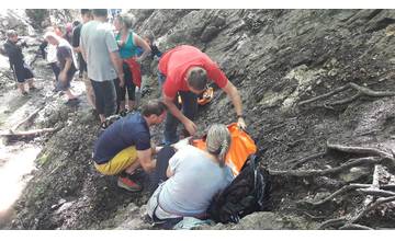 Česká turistka si v Jánošíkových dierach poranila nohu, záchranári ju museli zniesť na nosidlách