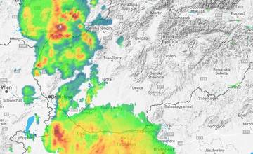 Smerom z juhu smerujú nad územie Žiliny ďalšie búrky, postupne naberajú na intenzite