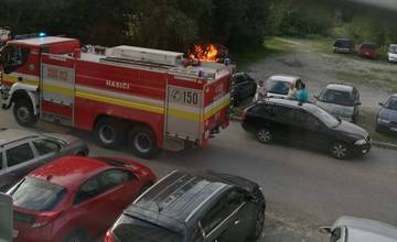 Na sídlisku Solinky horel vrak osobného auta, žilinskí hasiči požiar zlikvidovali do pár minút