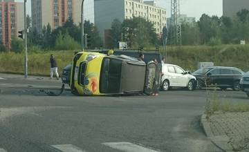 Na Rajeckej ceste došlo k nehode 3 vozidiel, jedno je prevrátené na boku v križovatke
