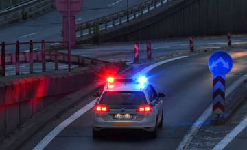 Policajti naháňali v Strážove vodiča Mercedesu, ten im vďaka svojej nebezpečnej jazde unikol