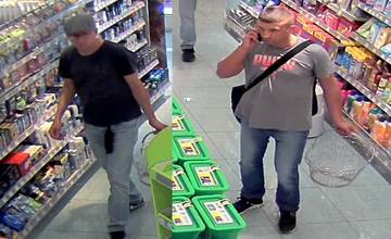 Dvaja muži ukradli z drogérie na Vlčincoch tovar za 186 eur, polícia pátra po ich totožnosti