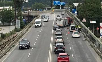 Na Estakáde došlo k nehode osobného auta a motorkára, dopravu riadi polícia