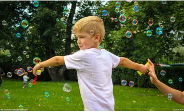 Budatínskym parkom poletovali bubliny a úsmev, Žilinčania si užívali 4. ročník Bubble day