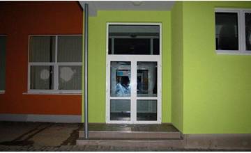 Opitý muž rozbíjal okná na základnej škole v Turzovke, spôsobil škodu za 10-tisíc eur