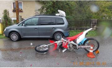 Motorkár narazil do osobného automobilu, náraz do odstaveného vozidla neprežil
