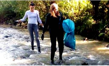 Študenti Žilinskej univerzity pomáhali v Poloninách čistiť vodné toky a turistické chodníky