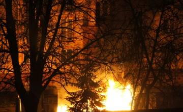 AKTUÁLNE: Na sídlisku Vlčince horí osobné auto, zasahujú hasiči a polícia