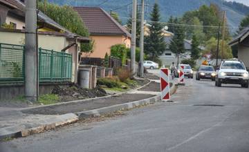 Obyvatelia obce Rosina sa dočkali rekonštrukcie starej prepadnutej cesty a výstavby chodníka