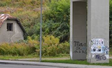 Po novom chodníku v Celulózke sa počas dažďa nedá prechádzať, padá naň prúd vody z mosta