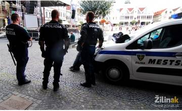 Mestskí policajti riešili muža na Hájiku, na poludnie sa v opilosti dobíjal do cudzieho bytu