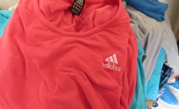 V obchode s textilom ponúkali falzifikáty značkového oblečenia, žilinskí colníci zaistili 87 kusov