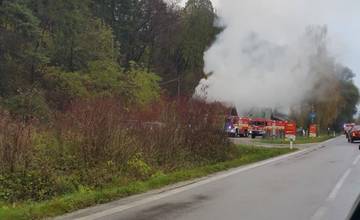 V obci Kotešová zasahovali hasiči celú noc pri požiari dreveného salaša