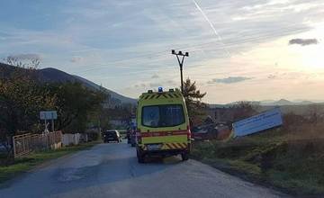 Medzi obcami Turie a Višňové sa prevrátilo osobné auto na strechu