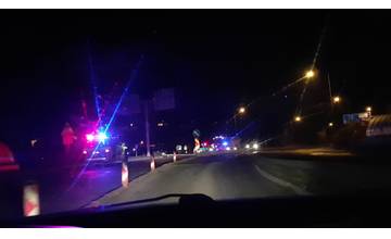 AKTUÁLNE: Na Ľavobrežnej narazilo auto do stĺpa, cesta je uzavretá