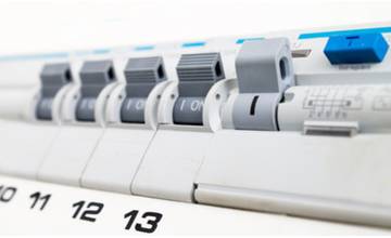 Stredoslovenská energetika radí: Vyhnite sa vysokým poplatkom so správnym ističom