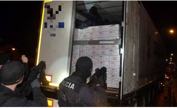 V Budatíne zadržali colníci nadránom takmer 80 migrantov, v dvoch kamiónoch smerovali na západ