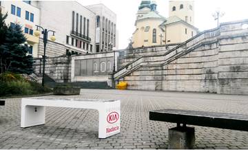 Ďalšia SMART lavička v Žiline pribudla na Hlinkovom námestí, venovala ju Nadácia Kia Motors Slovakia