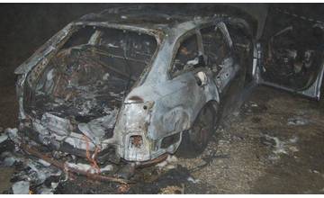 V Čadci zhorelo v noci vozidlo značky Audi A6, vo vnútri sa nachádzala osoba neznámej totožnosti