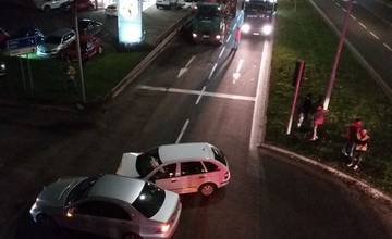 Pri celulózke došlo k nehode dvoch áut, semafor je vyradený, dopravu riadi polícia