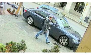 VIDEO: Polícia stále pátra po totožnosti muža, ktorý mal prepadnúť a okradnúť dôchodkyňu na Bulvári