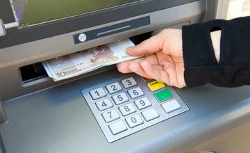 V obchodnom centre MAX boli v bankomate nájdené peniaze, nálezca ich odovzdal banke